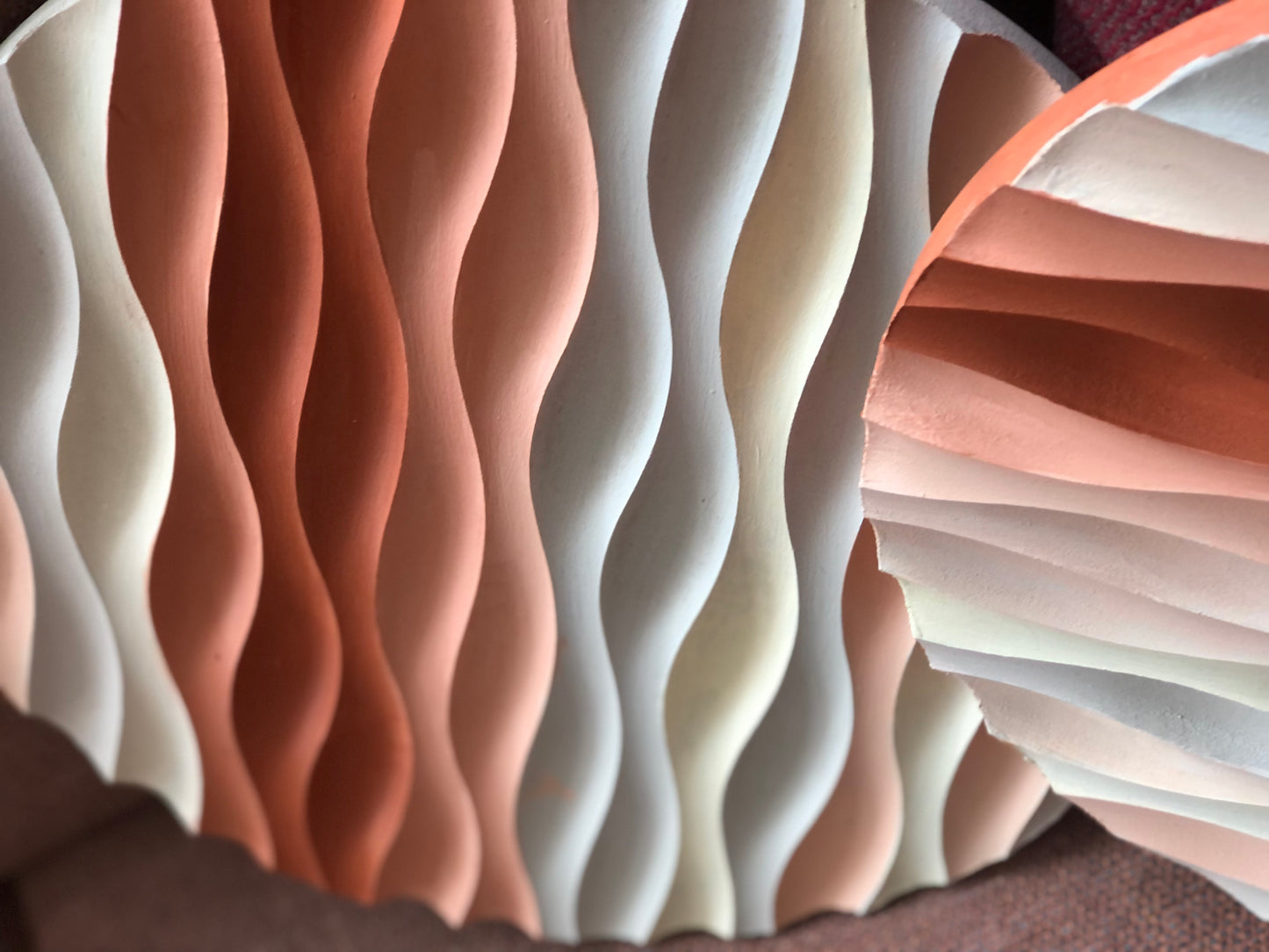 Sakin Dalgalanma – El Yapımı Dokulu Yuvarlak Ahşap Tablo