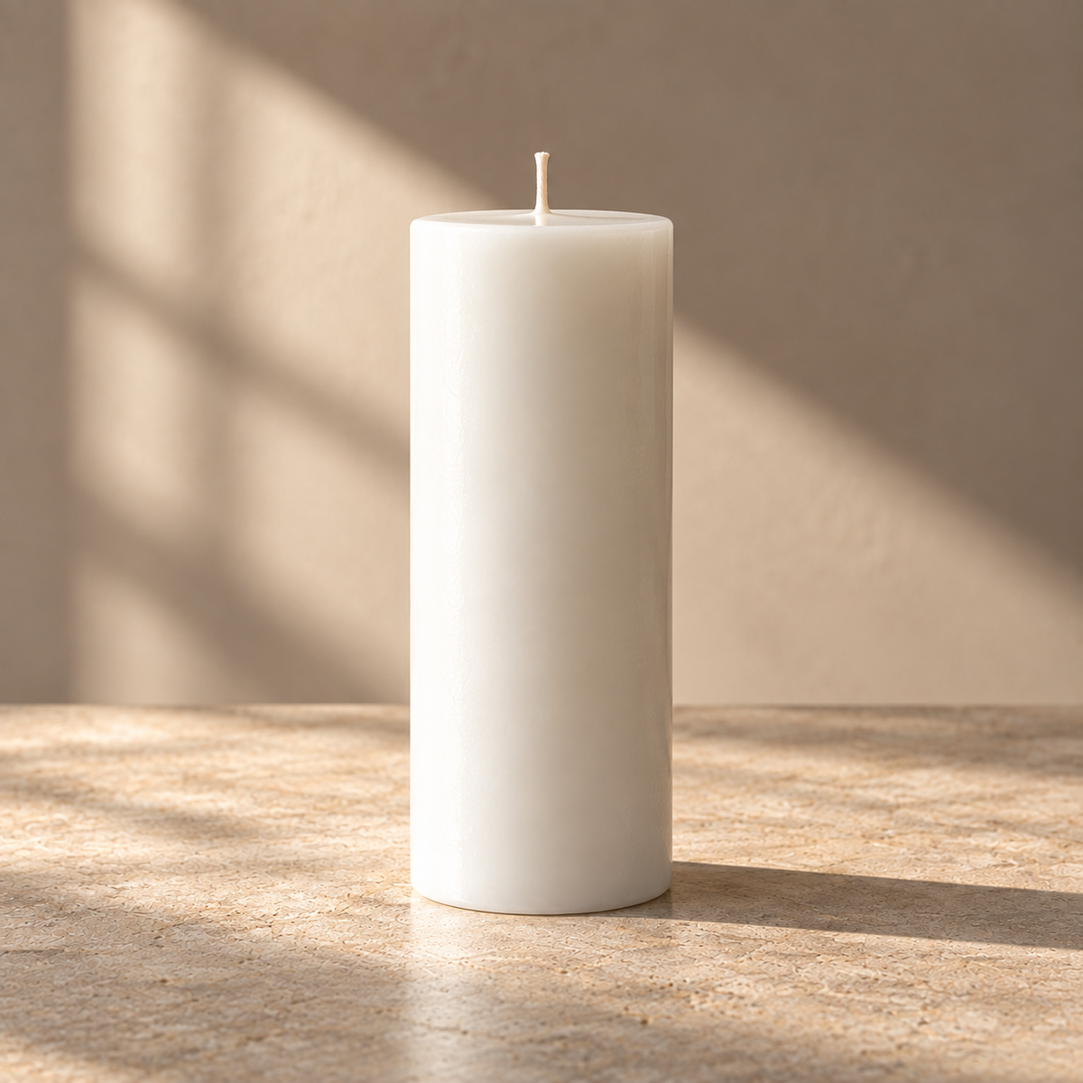 Beyaz sütun mum 7 x 20 cm, gün ışığı ve gölge oyunlarıyla minimalist görünüm