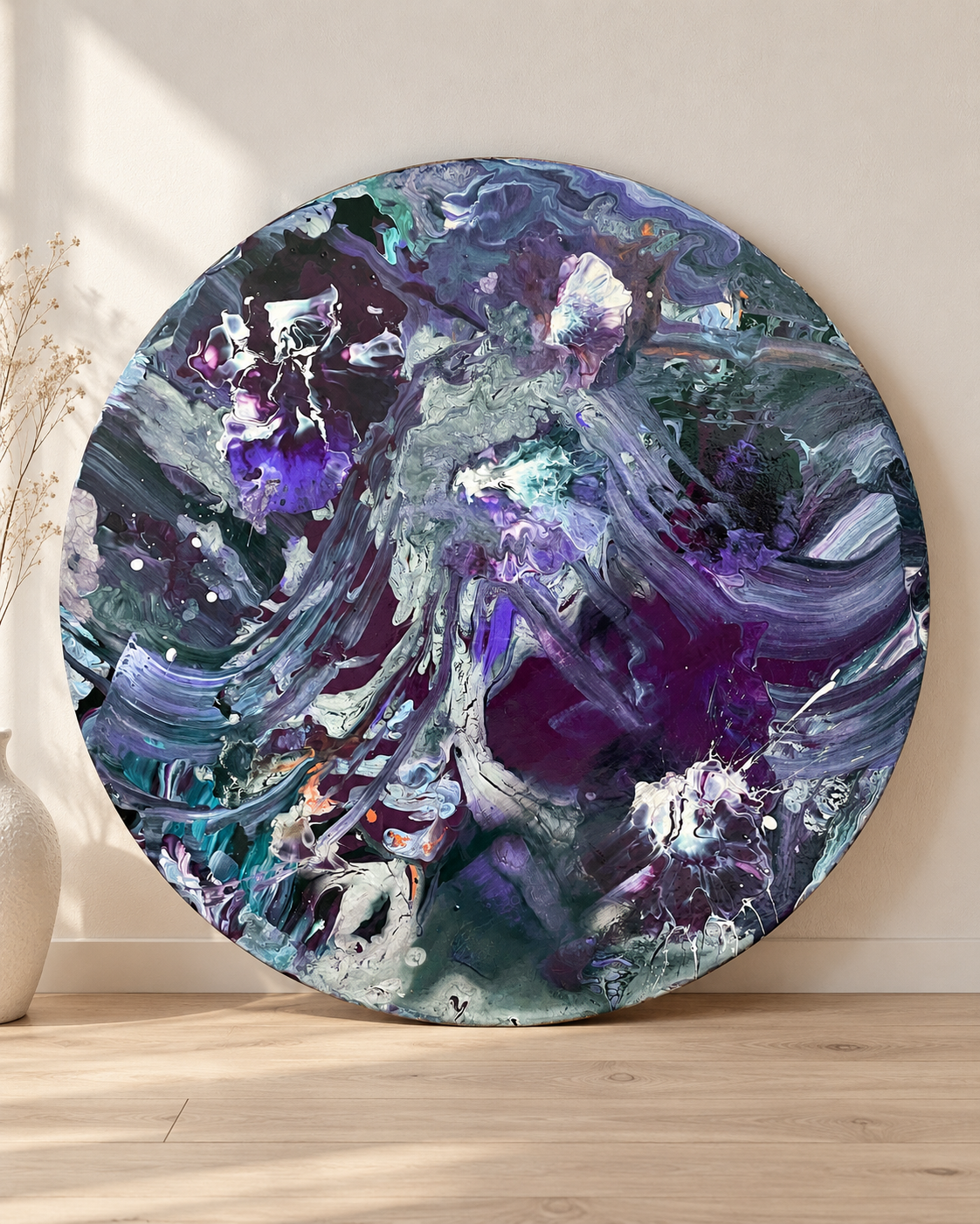 Summer III 50 cm yuvarlak soyut akrilik tablo, açık tonlu duvara yaslanmış görünüm