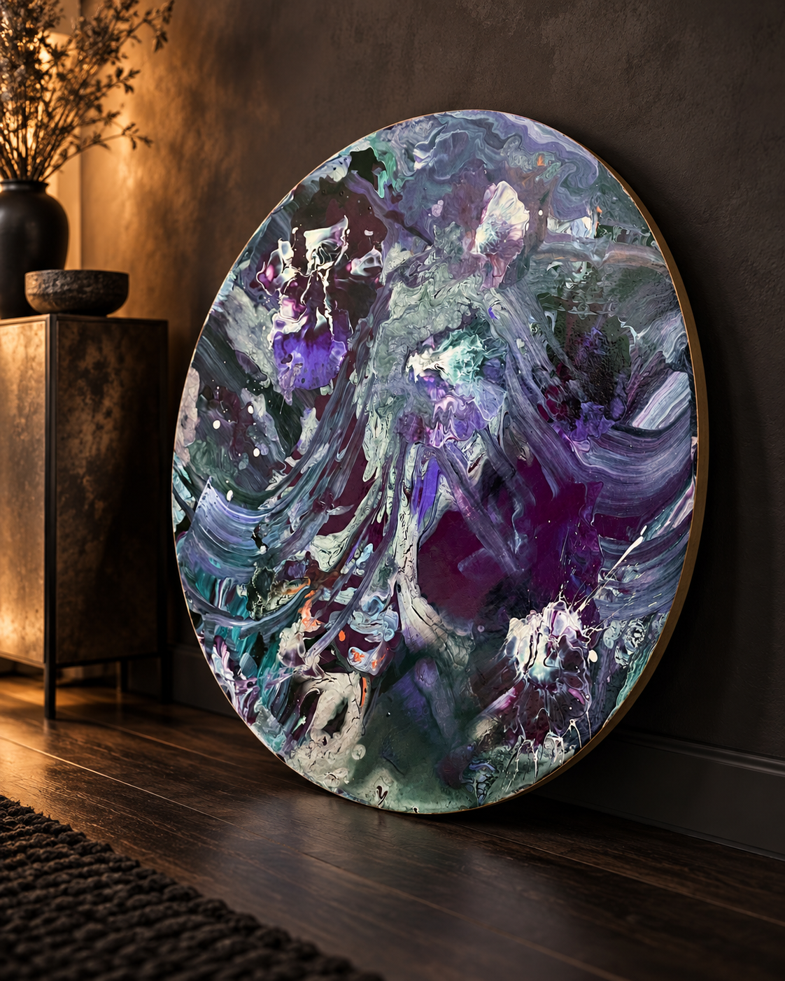 Summer III 50 cm yuvarlak soyut akrilik tablo, yandan açıyla duvara yaslanmış görünüm